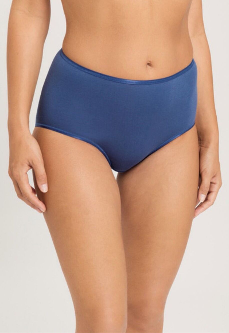 Hanro NWT Size M Cotton Seamless Full Brief Panty style 1625 navy